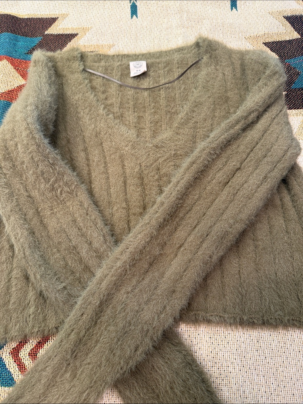 Urban Outfitters Cropped V Neck Sweater size medium